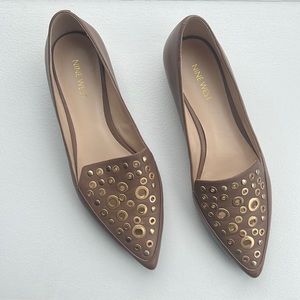 EUC Nine West Akeelah Tan Pointed Toe Flats with Gold Grommets size 8M